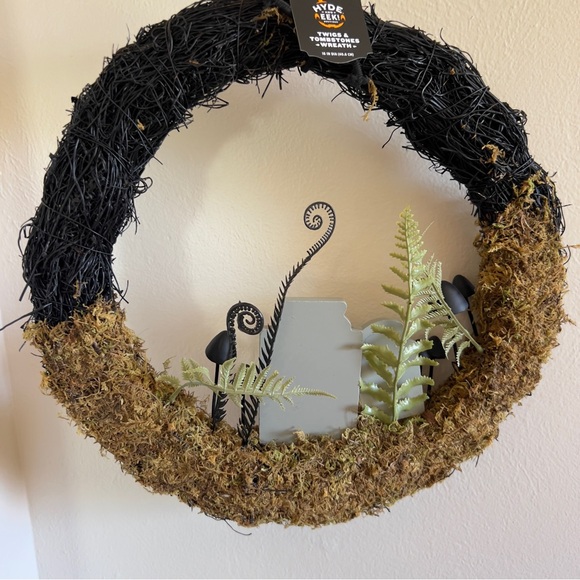NWT - 16" Twig Tombstone Halloween Scene Wreath - Hyde & EEK! - Picture 2 of 8